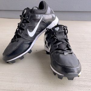Men’s Size 9, barely used Nike baseball cleats